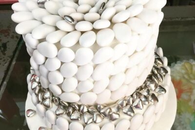 Per il tuo anniversario di matrimonio scegli una torta decorata coi confetti