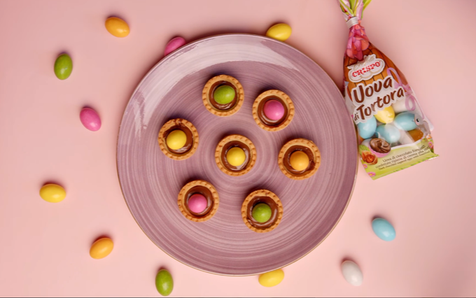 Mini crostatine pasquali con ovetti di cioccolato: il dolce facile e colorato senza cottura